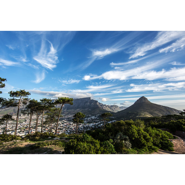 Sinus Art Wandbild Der berühmte Tafelberg im Hintergrund und Wellen im Sinus Art Wandbild Der berühmte Tafelberg im Hintergrund und Wellen im
